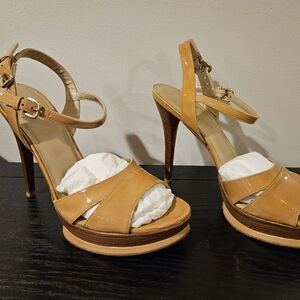 Size 7.5 Stuart Weitzman heels in adobe